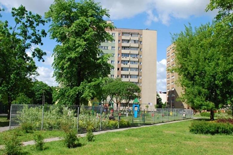 wysokie domy mieszkalne wśród zieleni
