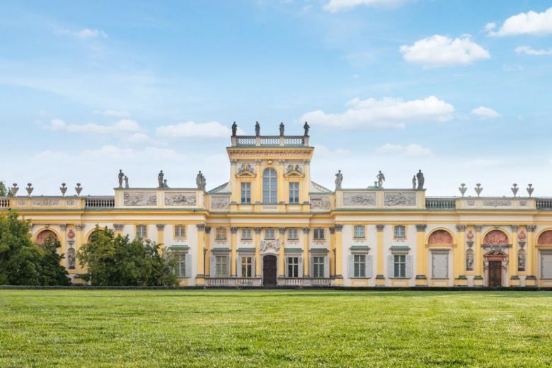widok na pałac z trawnikiem przed nim 