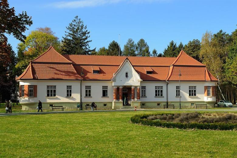 budynek wśrod zielneie
