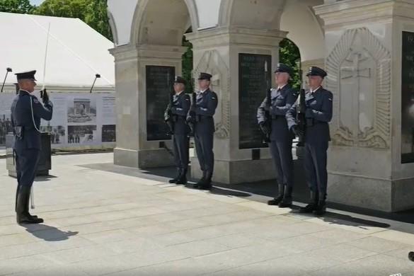 Funkcjonariusze przed Pomikiem Nieznanego Żołnierza