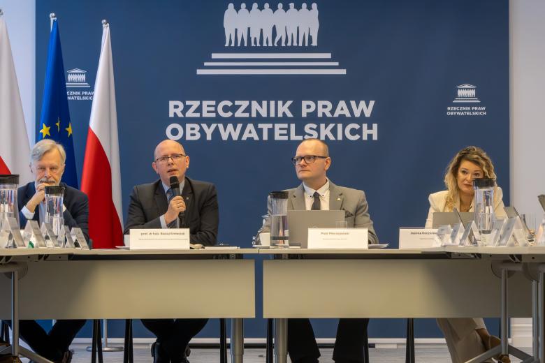 Sala konferencyjna, ludzie wokół stołu
