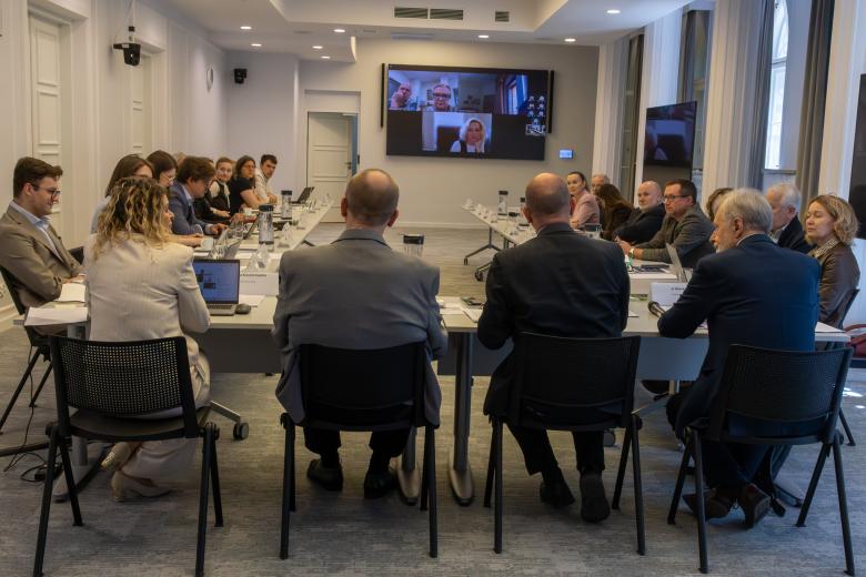 Sala konferencyjna, ludzie wokół stołu