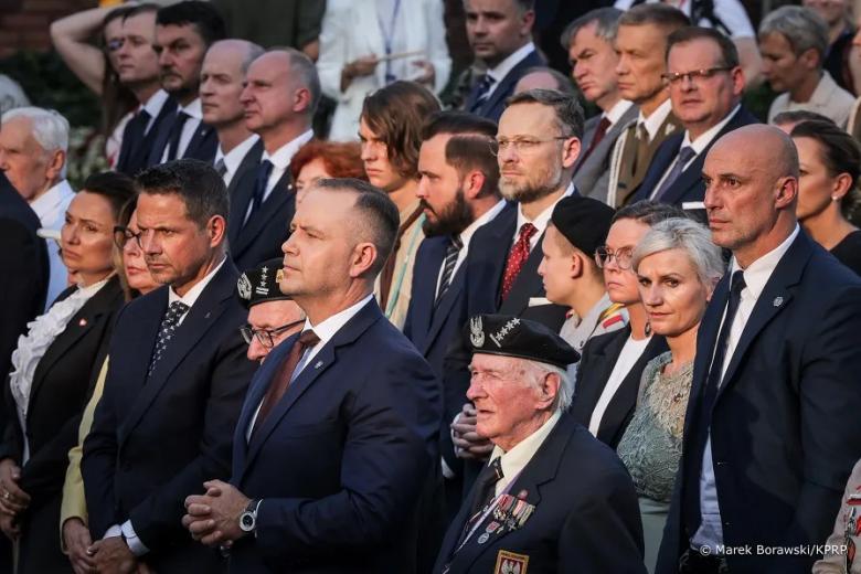 grupa osób na mszy