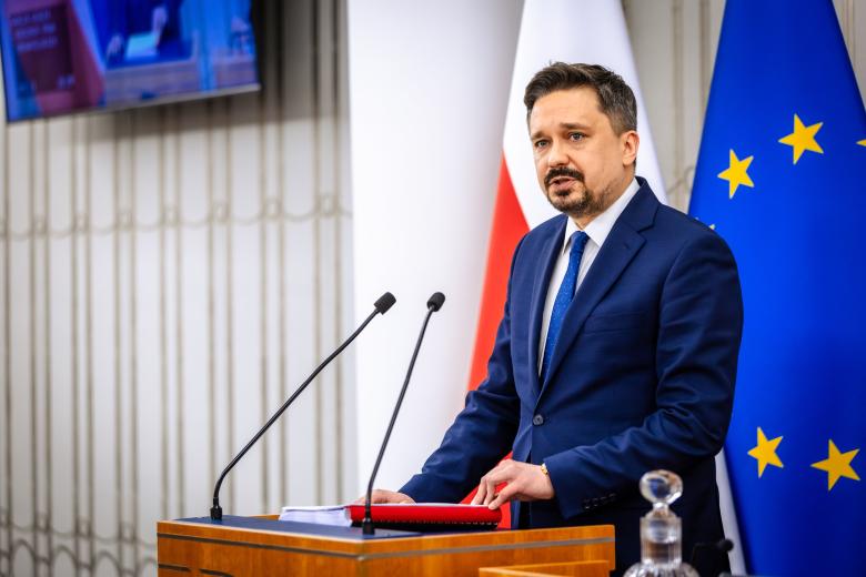 Osoba przemawia za mównicą