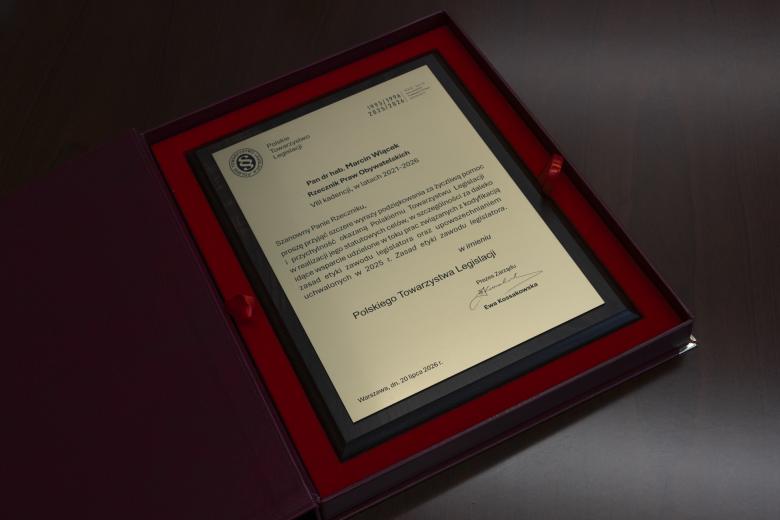 Grawerton z podziękowaniem dla Rzecznika Praw Obywatelskich
