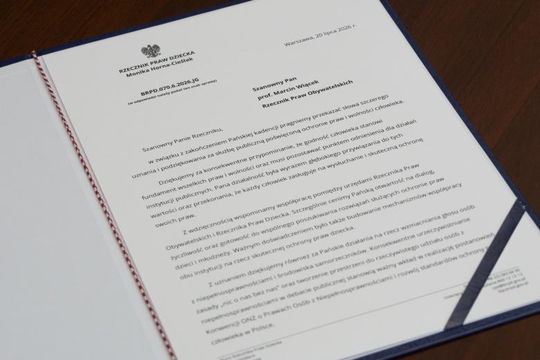 Kartka wydrukowanego papieru z nagłówkiem Rzecznika Praw Dziecka w ozdobnej teczce
