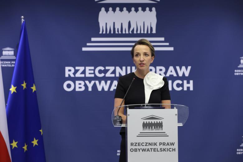 Osoba przemawia za mównicą z napisem "Rzecznik Praw Obywatelskich"