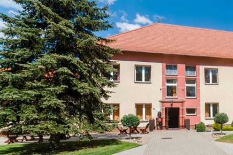 dom piętrowy wśród drzew
