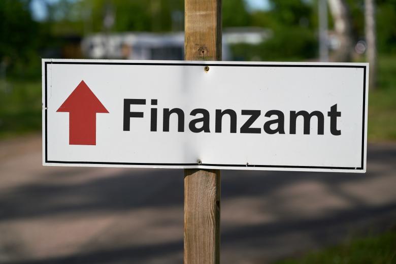 drewniany słupek z tabliczką o treści finanzamt w języku niemieckim