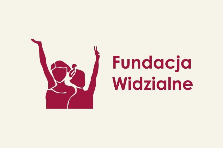 logotyp organizacji przedstawiający grafikę dwóch kobiet trzymających jedną rękę podniesioną i napisu "Fundacja Widzialne"