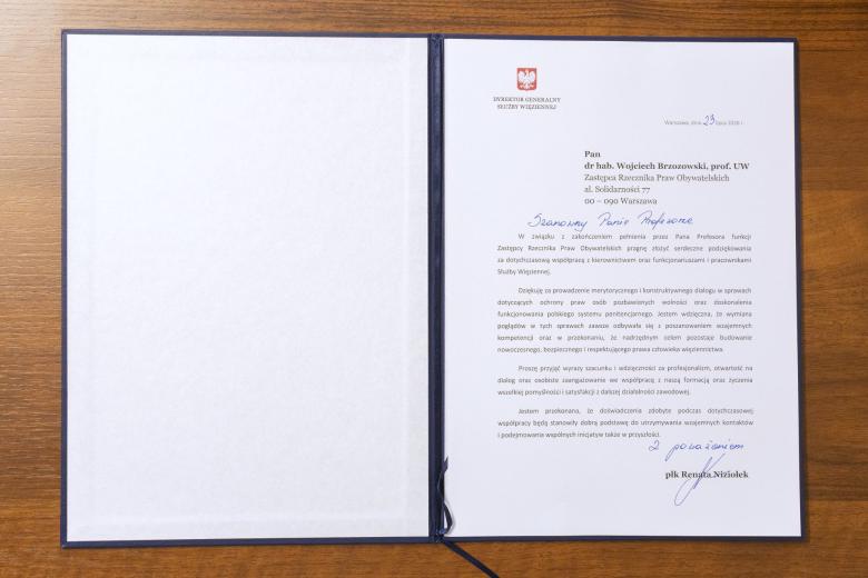 Zdjęcie przedstawiające list w ozdobnej teczce