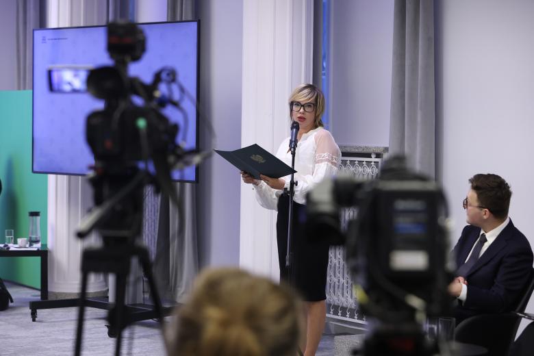 Weronika Marczuk wypowiada się do mikrofonu