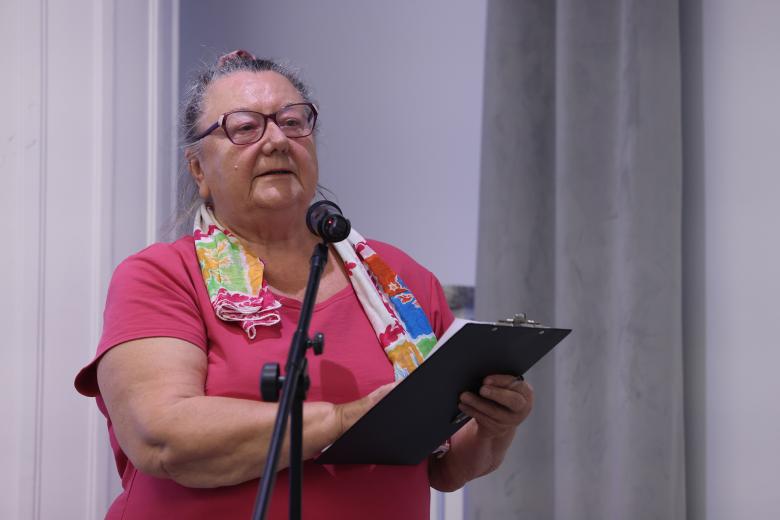 Barbara Imiołczyk wypowiada się do mikrofonu