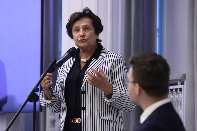 Hanna Machińska wypowiada się do mikrofonu gestykulując