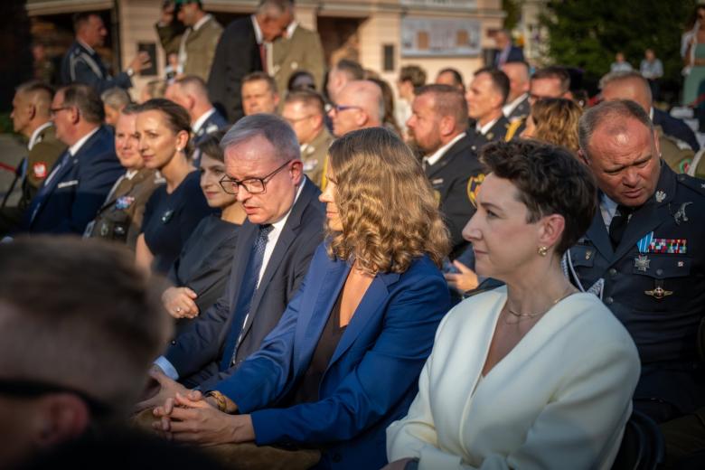 RPO i inne osoby siedzą na uroczystości