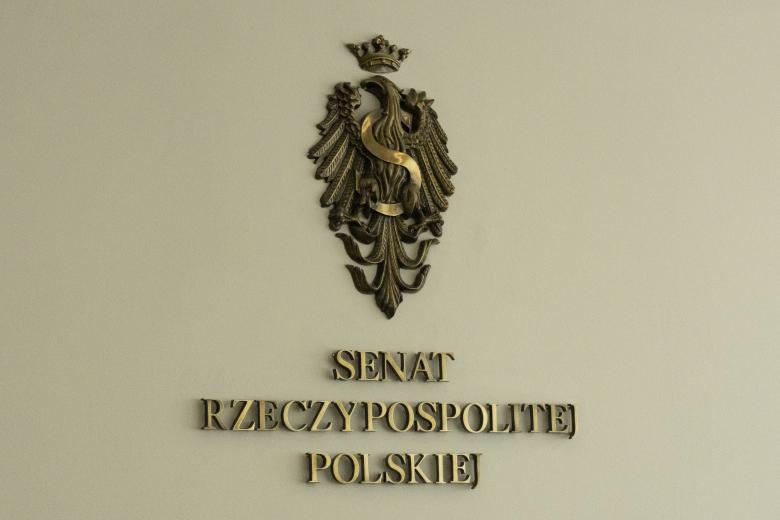 zdjęcie przedstawia ścenny napis Senat Rzeczypospolitej Polskiej 