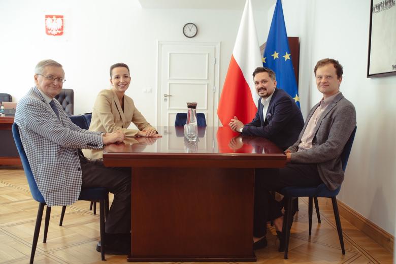 zdjęcie przedstawia spotkanie, na którym RPO Sylwia Gregorczyk Abram, wraz z ZRPO Stanisławem Trociukiem i Adamem Krzywoniem i RPO VIII kadencji Marcinem Wiąckiem siedzą przy stole i rozmawiają w gabinecie