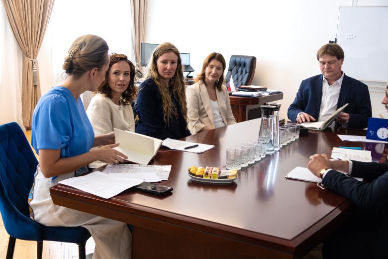 Sześć osób rozmawia siedząc przy stole w gabinecie RPO
