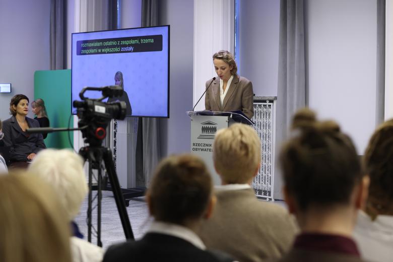 Osoba przemawia za mównicą z napisem "Rzecznik Praw Obywatelskich"