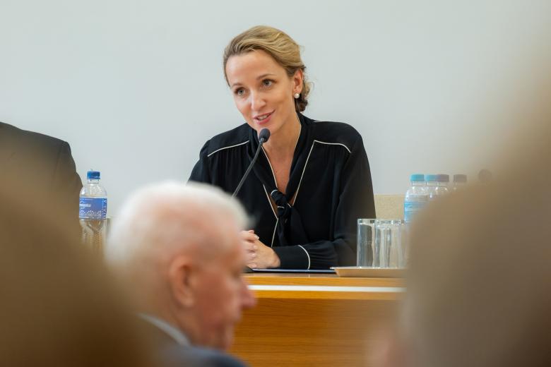 Zbliżenie na kobietę siedzącą za stołem