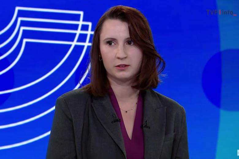 Zbliżenie na kobietę mówiącą w studio telewizyjnym