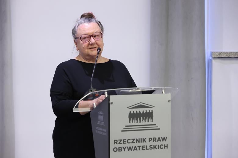 Barbara Imiołczyk wypowiada się stojąc przy mównicy
