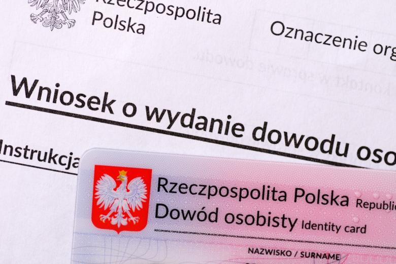 Polski dowód osobisty leżący na wydrukowanym wniosku o jego wydanie