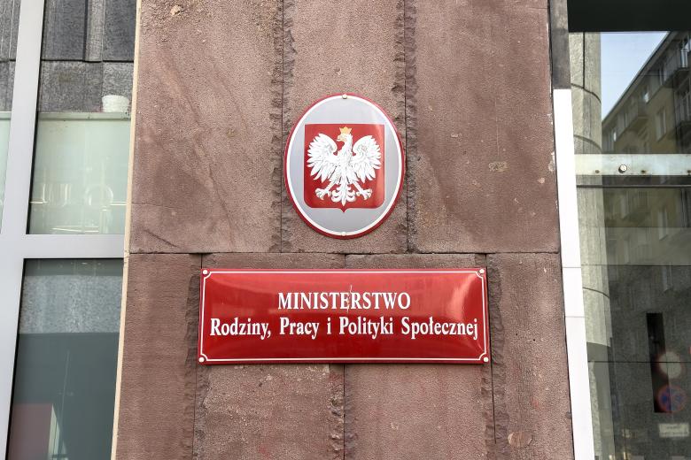 Dwie tablice: z godłem Polski - orłem w koronie, i napisem "Ministerstwo Rodziny, Pracy i Polityki Społecznej"