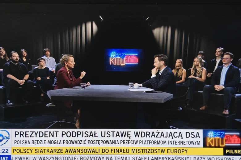 Dwoje ludzi za stołem w studio TVN