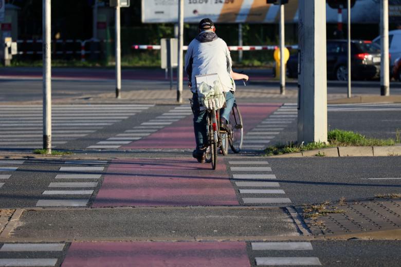 Rowerzysta przejeżdżający przez ulicę po oznakowanym przejeździe dla rowerów