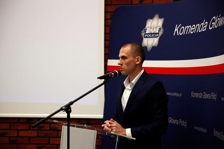 Osoba przemawia za mównic ą