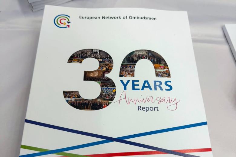 Okładka książki z napisem "30 years Anniversary report"