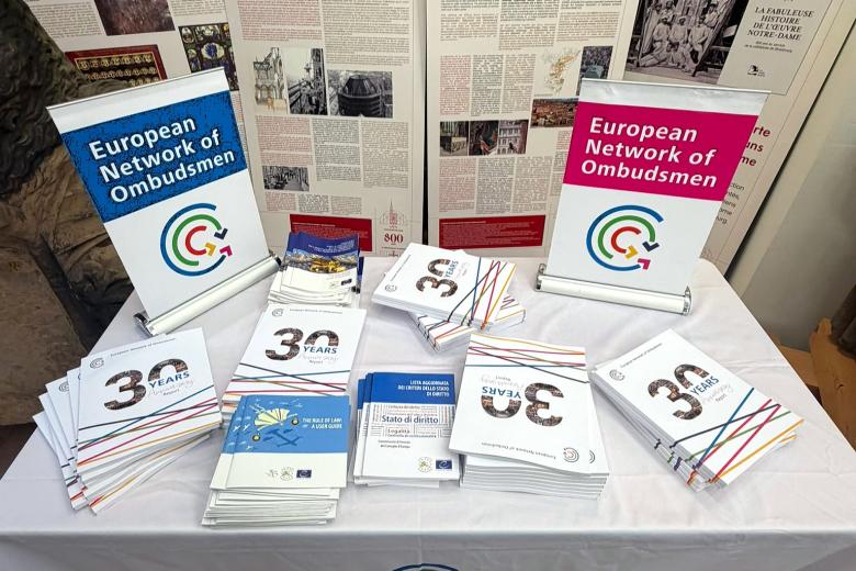 Stolik, na którym leży dużo książek, okolicznościowych magazynów i ulotek
