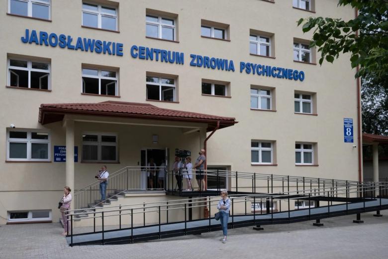 Kilkupiętrowy budynek z napisem "Jarosławskie Centrum Zdrowia Psychicznego"