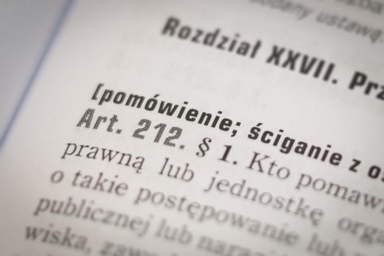 Zbliżenie na art. 212 kodeksu karnego z podpisem "pomówienie"