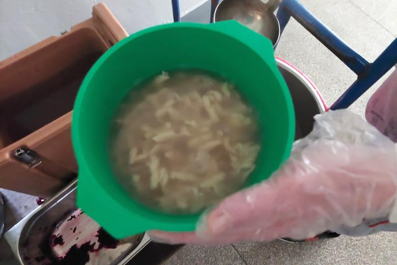 Mętna zupa z kawałkami makaronu w misce