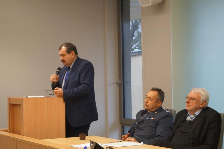 na zdjęciu uczestnicy seminarium, przemawia Zastępca RPO Krzysztof Olkowicz (fot. mjr Maciej Gołębiowski)