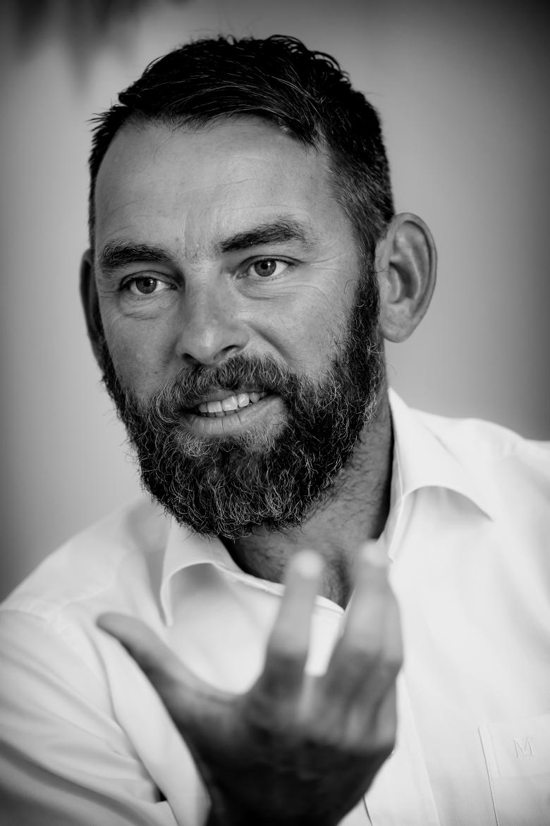 Czarno-białe zdjęcie portretowe mężczyzny z brodą