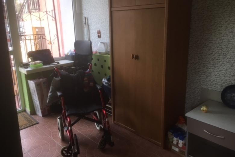 Wózek inwalidzki w małym pomieszczeniu