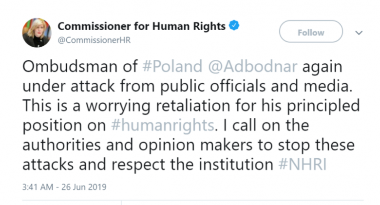 Screen twita o treści: Ombudsman of #Poland @Adbodnar again under attack from public officials and media. This is a worrying retaliation for his principled position on #humanrights. I call on the authorities and opinion makers to stop these attacks 