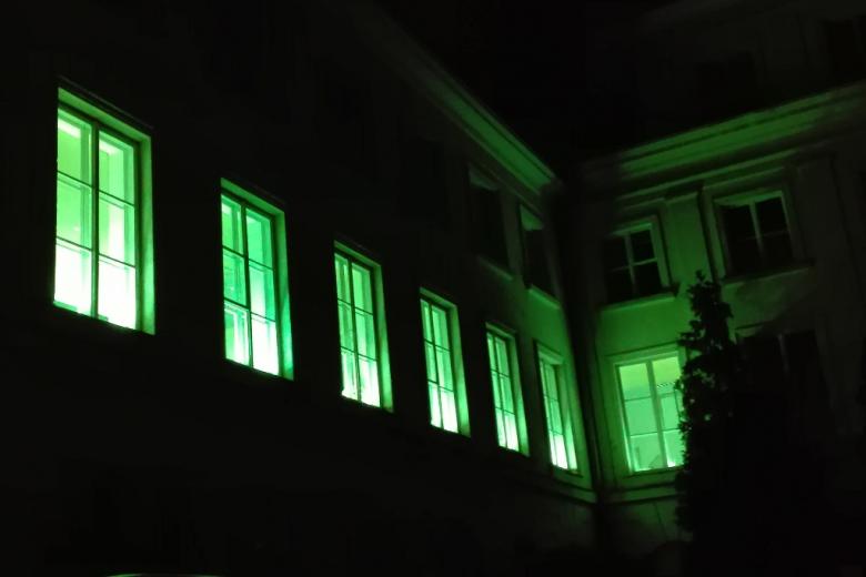 zdjęcie: budynek w którym okna podświetlone są na zielono