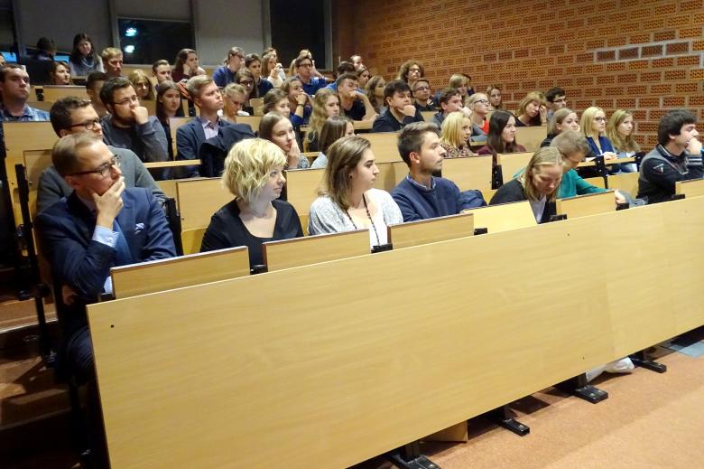 zdjęcie: kilkadziesiąt osób siedzi na auli wykładowej
