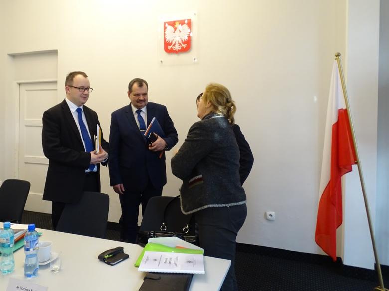na zdjęciu rozmawiają: RPO Adam Bodnar, Zastępca RPO Krzysztof Olkowicz i członek komitetu CPT Marzena Ksel
