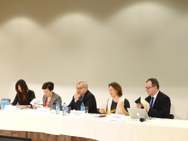 Zdjęcie: kobiety i mężczyżni siedzą za stołem konferencyjnym