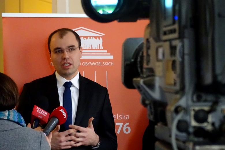 na zdjęciu Krzysztof Szczucki z Biura RPO na konferencji prasowej