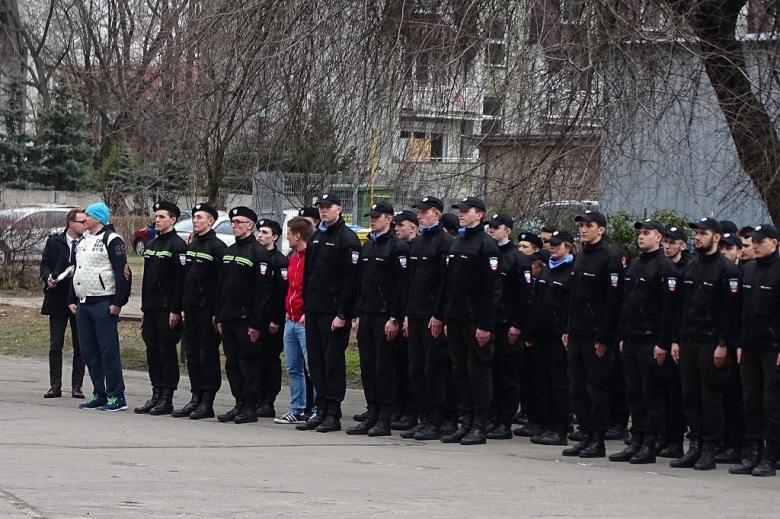 zdjęcie: młodzi ludzie w mundurach stoją w szeregu