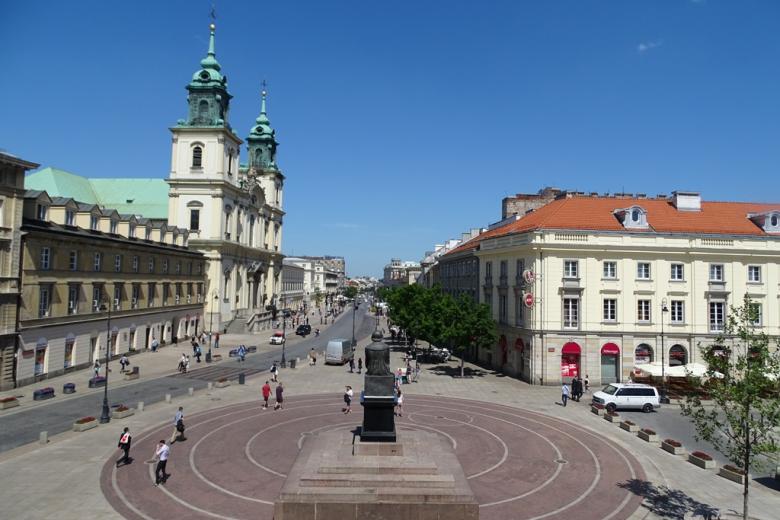 Zdjęcie: ulica z pomnikiem Mikołaja Kopernika i kościołem