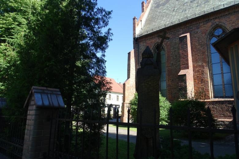 Zdjęcie: gotycki kościół i pomnik biskupa z czasów wczesnochrzescijanskich