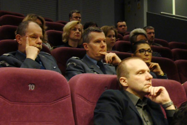 zdjęcie: kilka osób w mundurach siedzi na sali