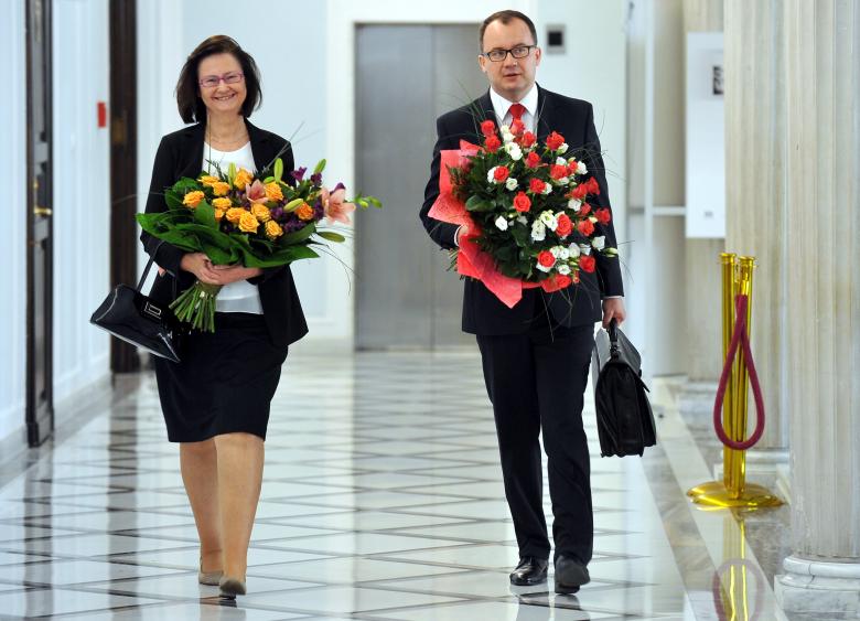 Na zdjęciu prof. Irena Lipowicz i dr Adam Bodnar idą korytarzem sejmowym